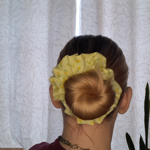 Floral Scrunchie Set - Picture 3 of 10
